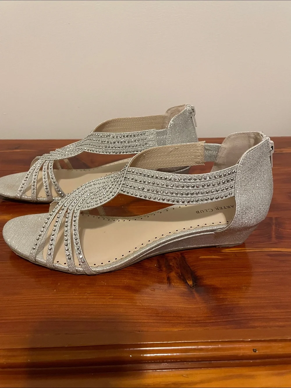 Women’s 10 1/2 m smSparkling Silver Crisscross Heeled Zippered back Sandals.